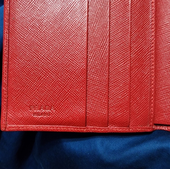 PRADA EUC SAFFIANO RED Wallet w/ authentication cards - Picture 9 of 10